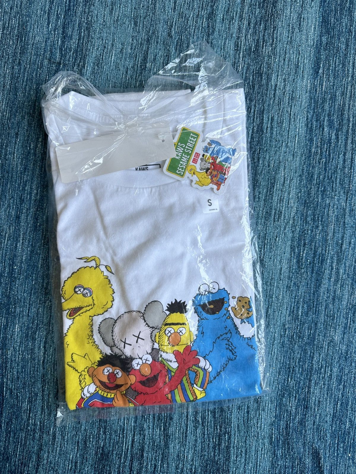 Kaws × Uniqlo KAWS × Uniqlo × Sesame Street Group #2 Tee White Size US S / EU 44-46 / 1 - 1 Thumbnail
