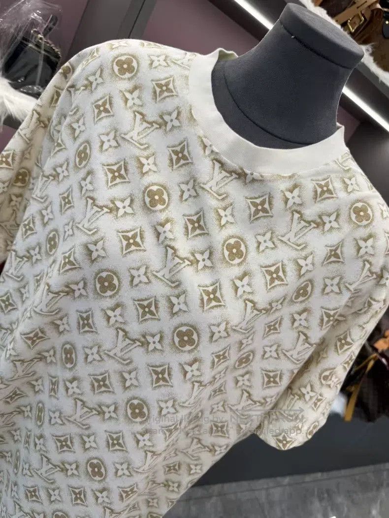 Louis Vuitton Louis Vuitton Full logo short sleeve T-shirt Size US L / EU 52-54 / 3 - 5 Thumbnail