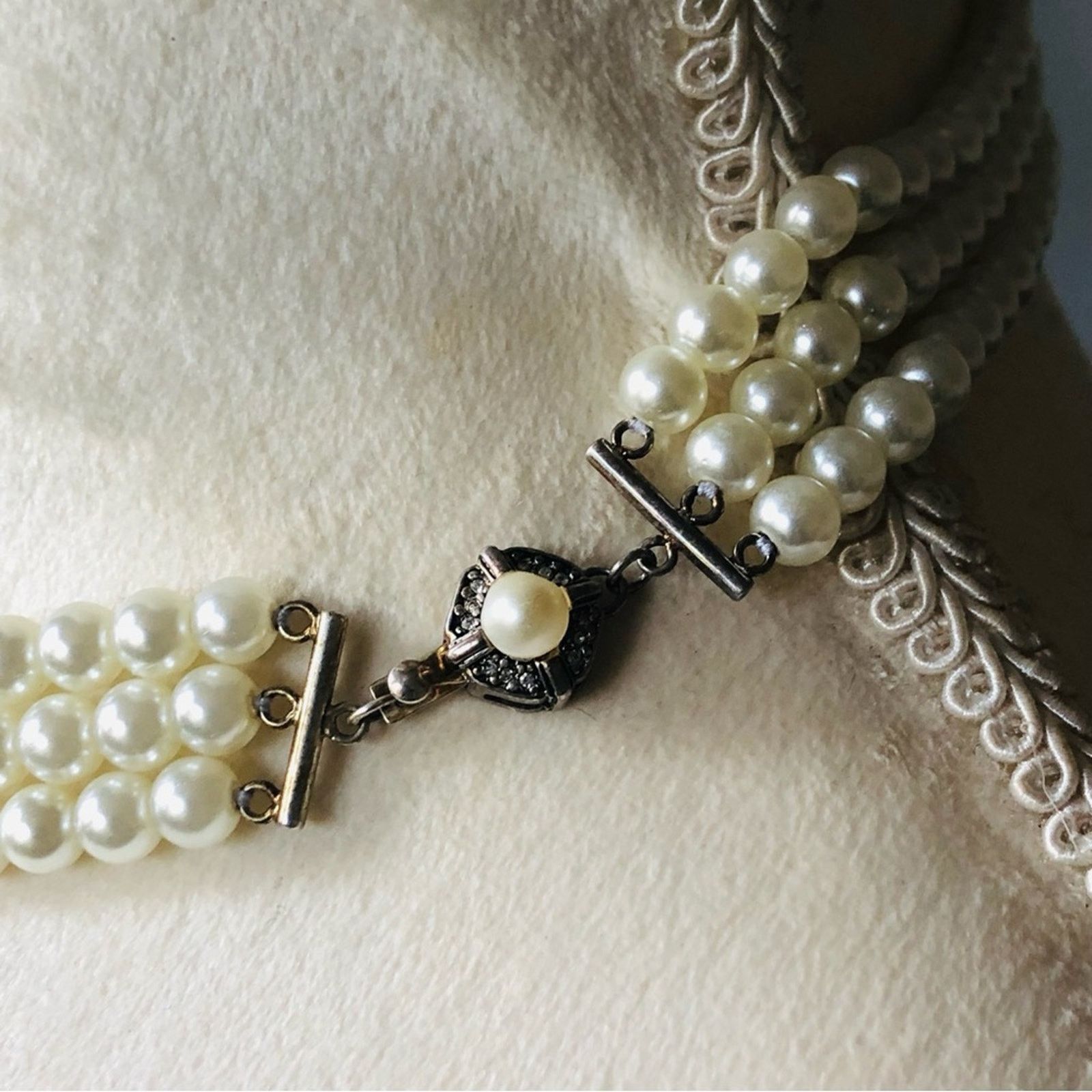 Vintage Vintage Feinberg triple strand white glass pearl necklace Size ONE SIZE - 8 Thumbnail