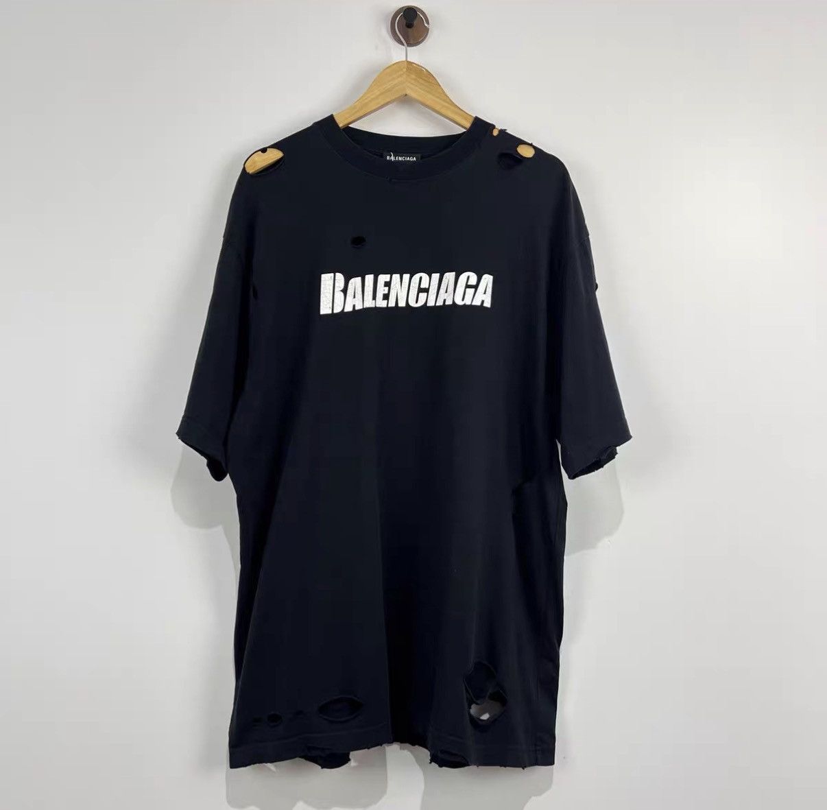 Balenciaga Balenciaga Ripped Vintage Printed T-shirt J42 Size US XS / EU 42 / 0 - 1 Thumbnail