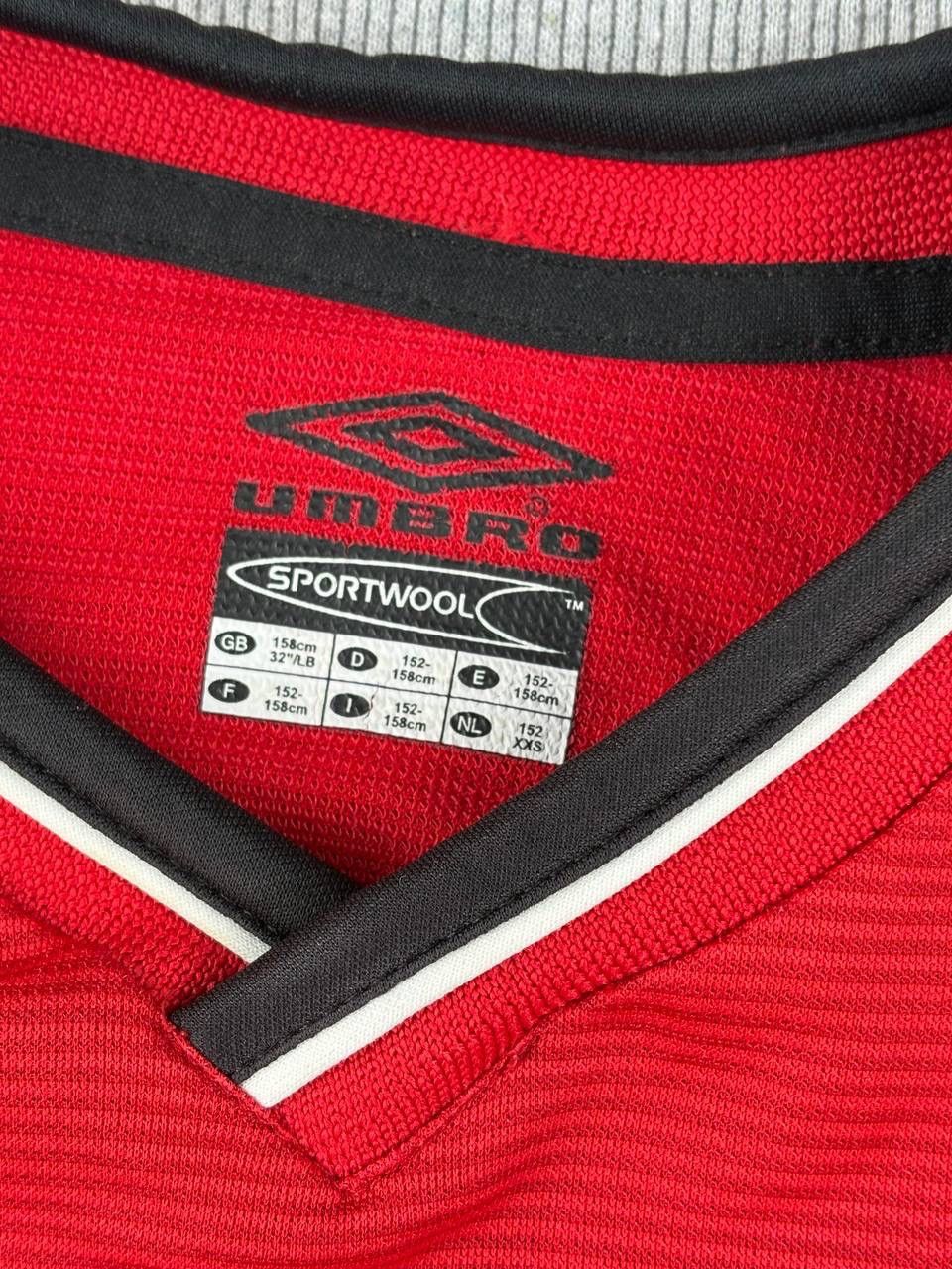 Umbro Manchester United vintage Umbro 2000/02 soccer jersey red Size US XXS / EU 40 - 4 Thumbnail
