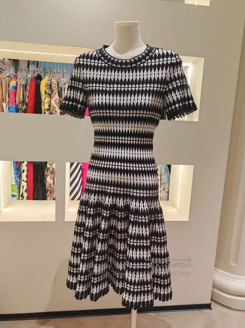 Alaia Alaia Black and White Geometric Diamond Knit Fabric Short Size XS / US 0-2 / IT 36-38 - 1 Thumbnail