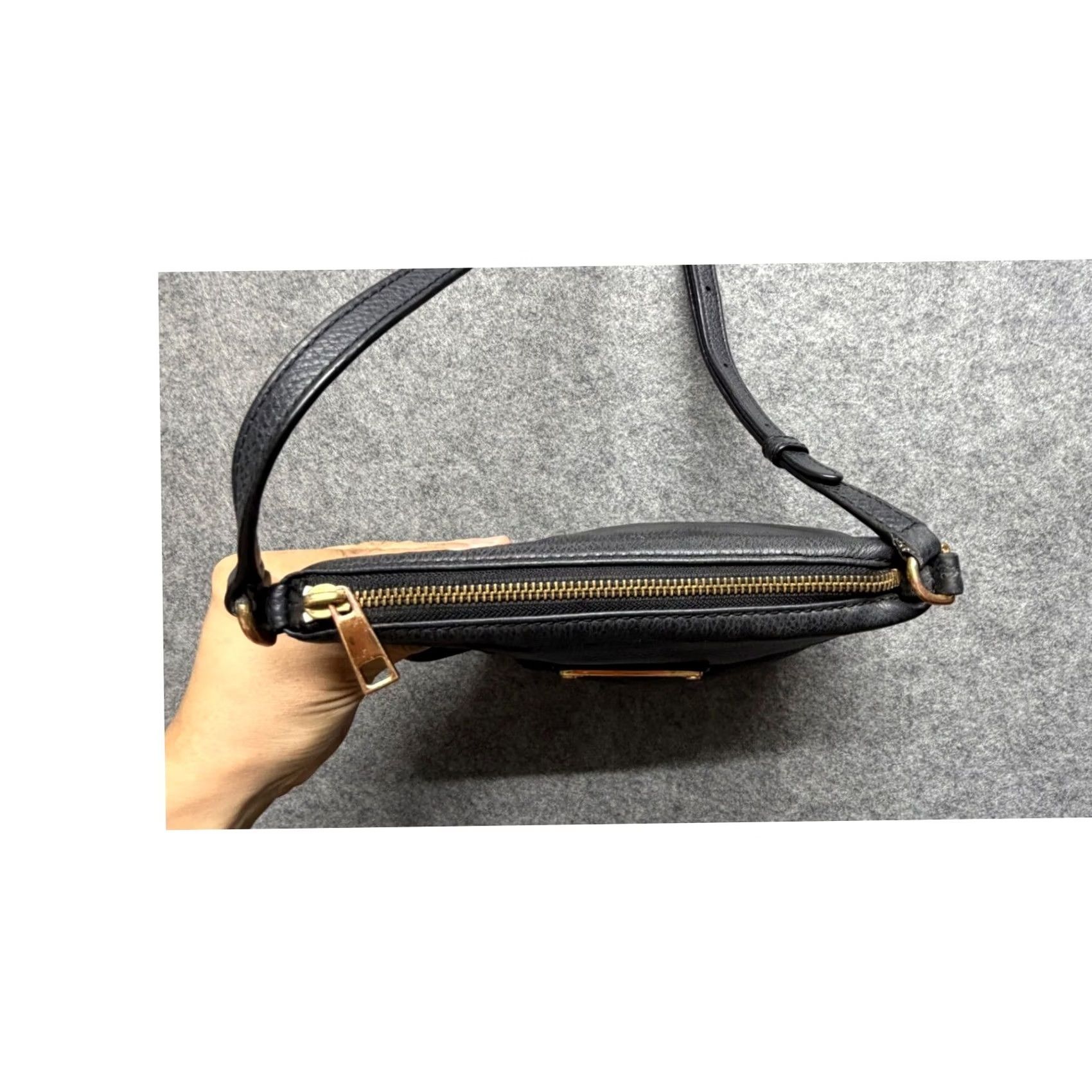 Marc Jacobs Marc Jacobs Black Pebbled Leather Crossbody Bag Gold Logo Plaque Small Jacket? Size ONE SIZE - 4 Thumbnail