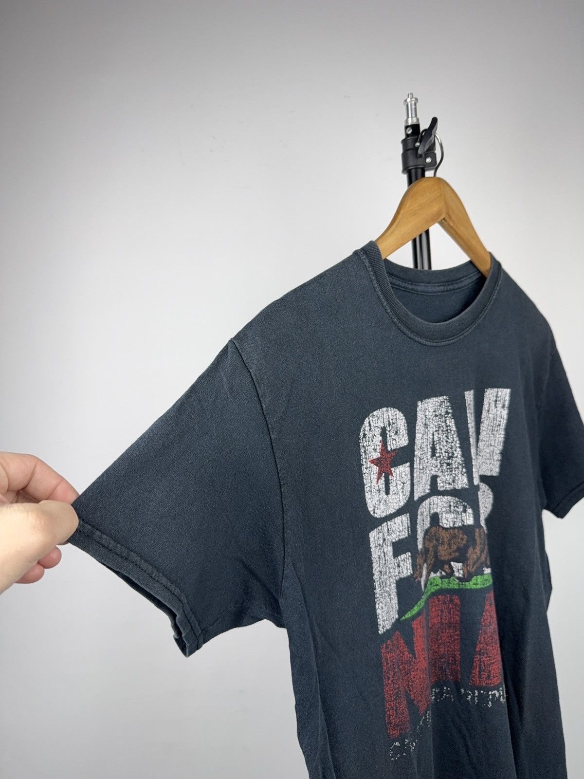 Vintage 00s Cali For Nia California Bear Distressed Graphic T-Shirt Size US M / EU 48-50 / 2 - 4 Thumbnail