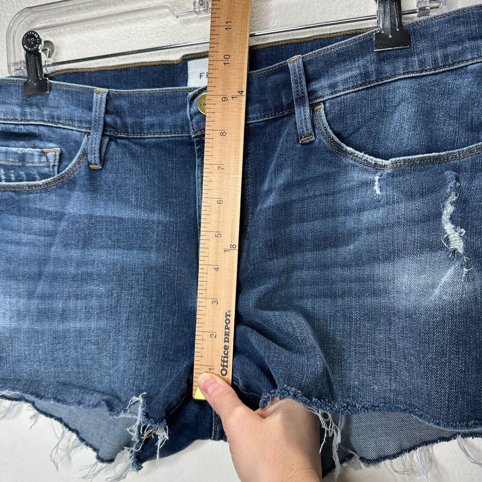 Frame Frame Le Cutoff Med Wash Distressed Raw Hem Jean Shorts 31 Size 28" / US 6 / IT 42 - 9 Thumbnail