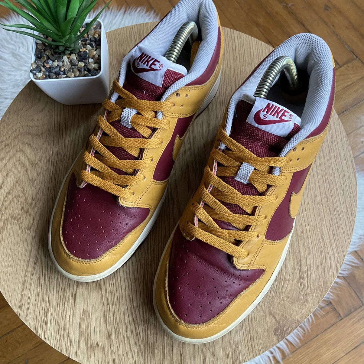 Nike 📌 Vintage RARE Nike Dunk Team Red / Gold Leaf 2005 Sneakers Size US 9 / EU 42 - 3 Thumbnail