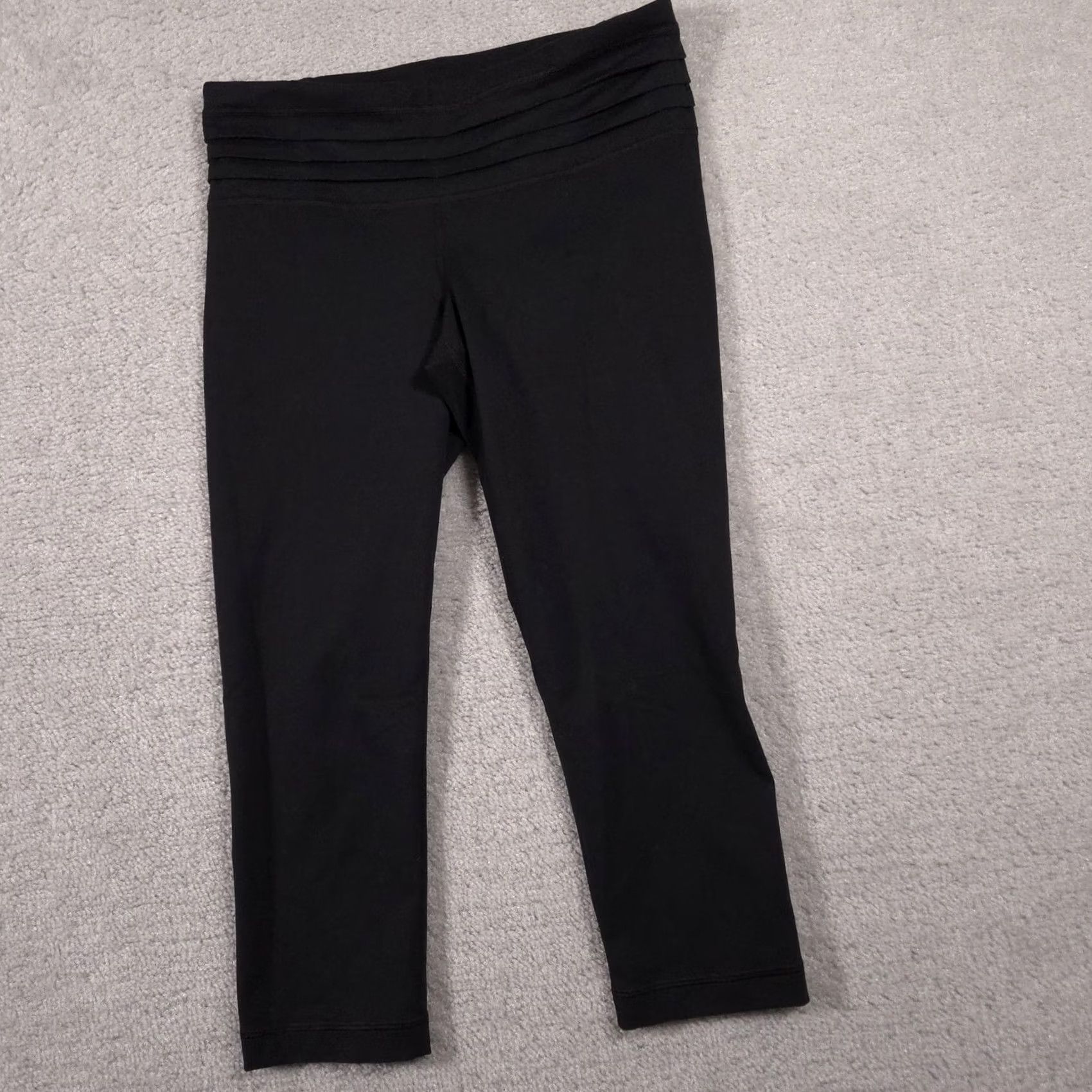 Under Armour Under Armour Leggings Womens Small AllSeason Gear Cropped Yoga Activewear Gym Black Capri Short Inseam 19in Womens/S Size 28" / US 6 / IT 42 - 2 Thumbnail