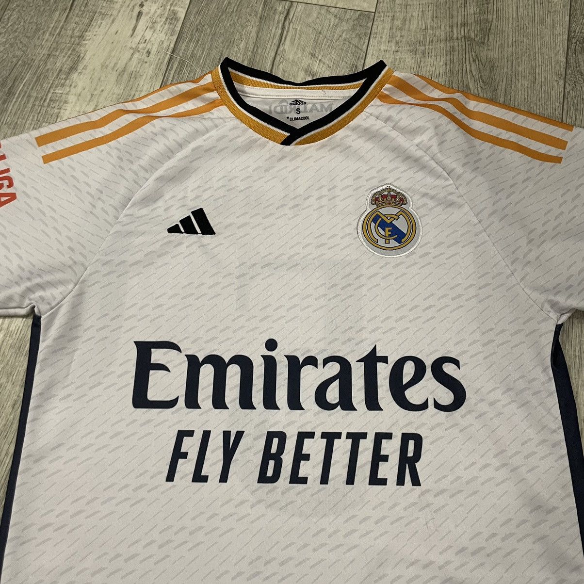 Adidas REAL MADRID FLY EMIRATES BELLINGHAM FOOTBALL SOCCER JERSEY Size US S / EU 44-46 / 1 - 5 Thumbnail