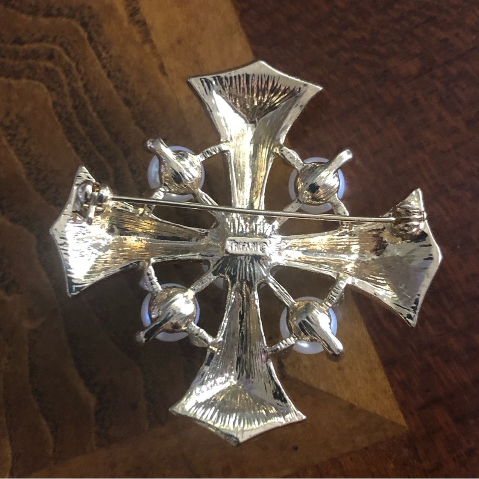 Vintage Vintage Trifari enamel and pearl Maltese cross brooch pin Size ONE SIZE - 2 Thumbnail