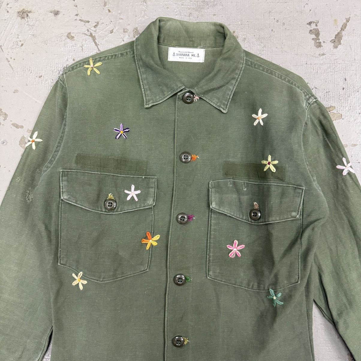 Vintage 1960s Shanana Mil Embroidered Daisy Utility Shirt in Olive Size US M / EU 48-50 / 2 - 4 Thumbnail
