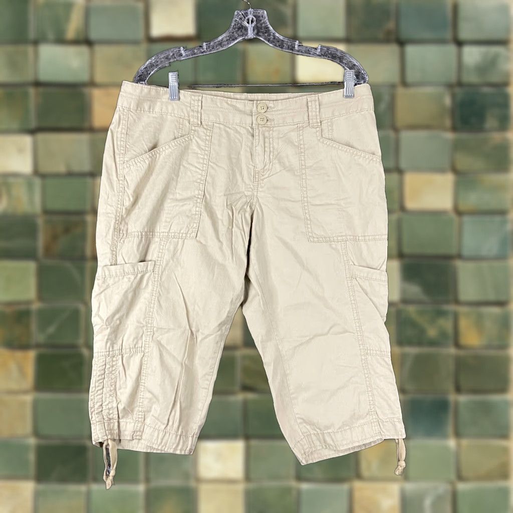 Old Navy Old Navy Shorts Adult 12 Beige Capri Bermuda Womens Size 34" / US 12 / IT 48 - 1 Thumbnail