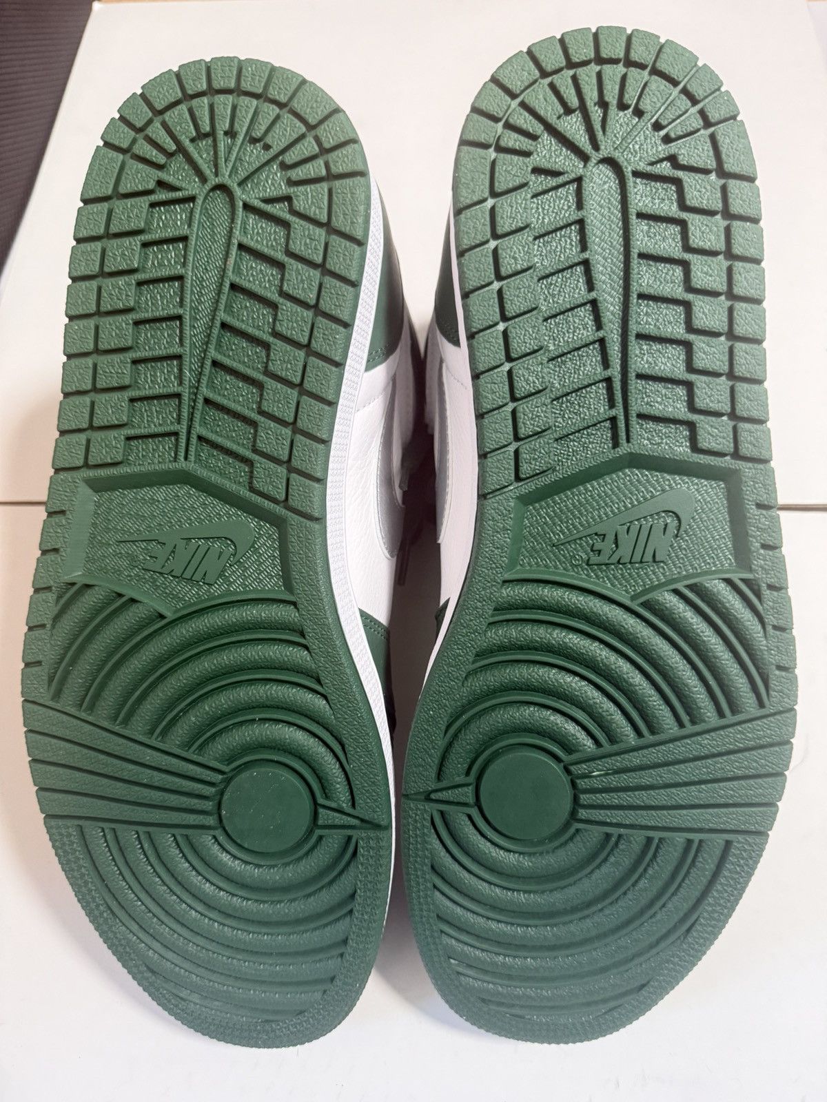 Jordan Brand Jordan 1 High - Gorge Green Size US 11.5 / EU 44-45 - 6 Thumbnail