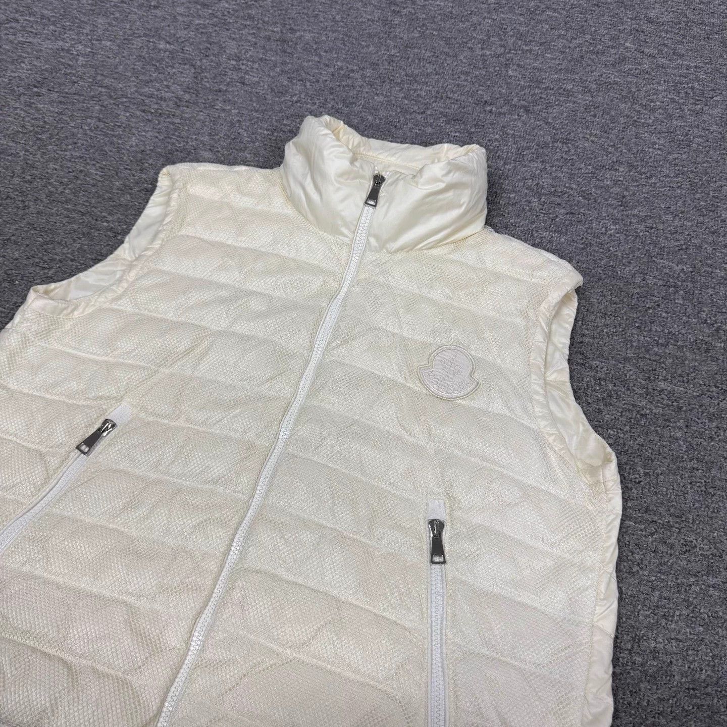 Moncler Moncler lightweight logo men down vest size 2 99 new Size US M / EU 48-50 / 2 - 3 Thumbnail