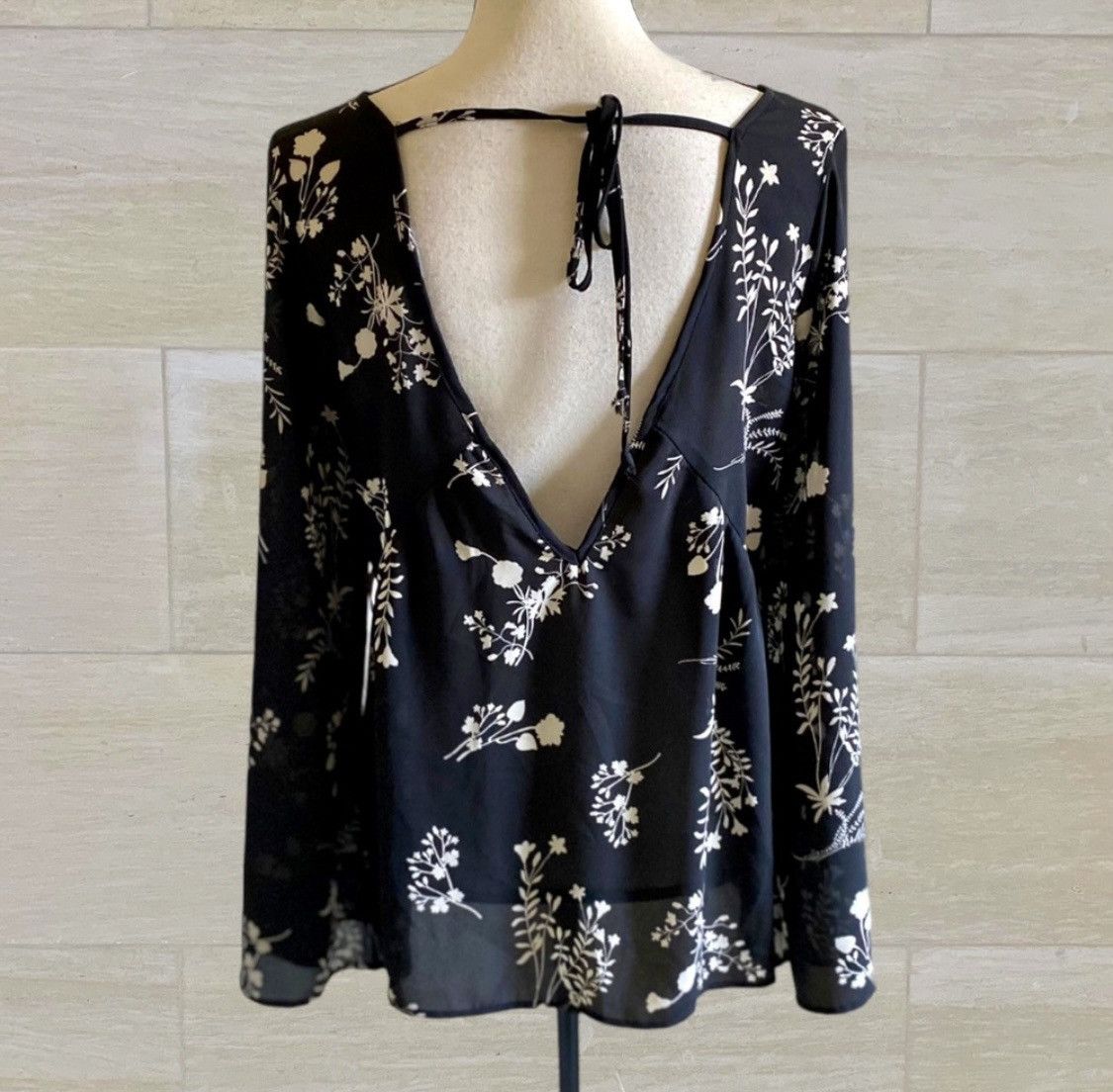 Other CHARLOTTE RUSSE OPEN BACK FLORAL BELL SLEEVE BLOUSE TOP Size S / US 4 / IT 40 - 2 Thumbnail