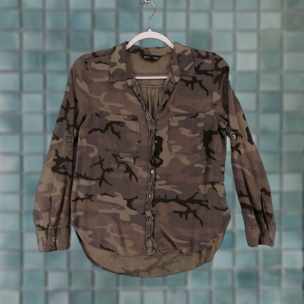 Vintage Rock & Republic Shirt Womens Medium Long Sleeve Button Up Gray Camo Size M / US 6-8 / IT 42-44 - 1 Thumbnail