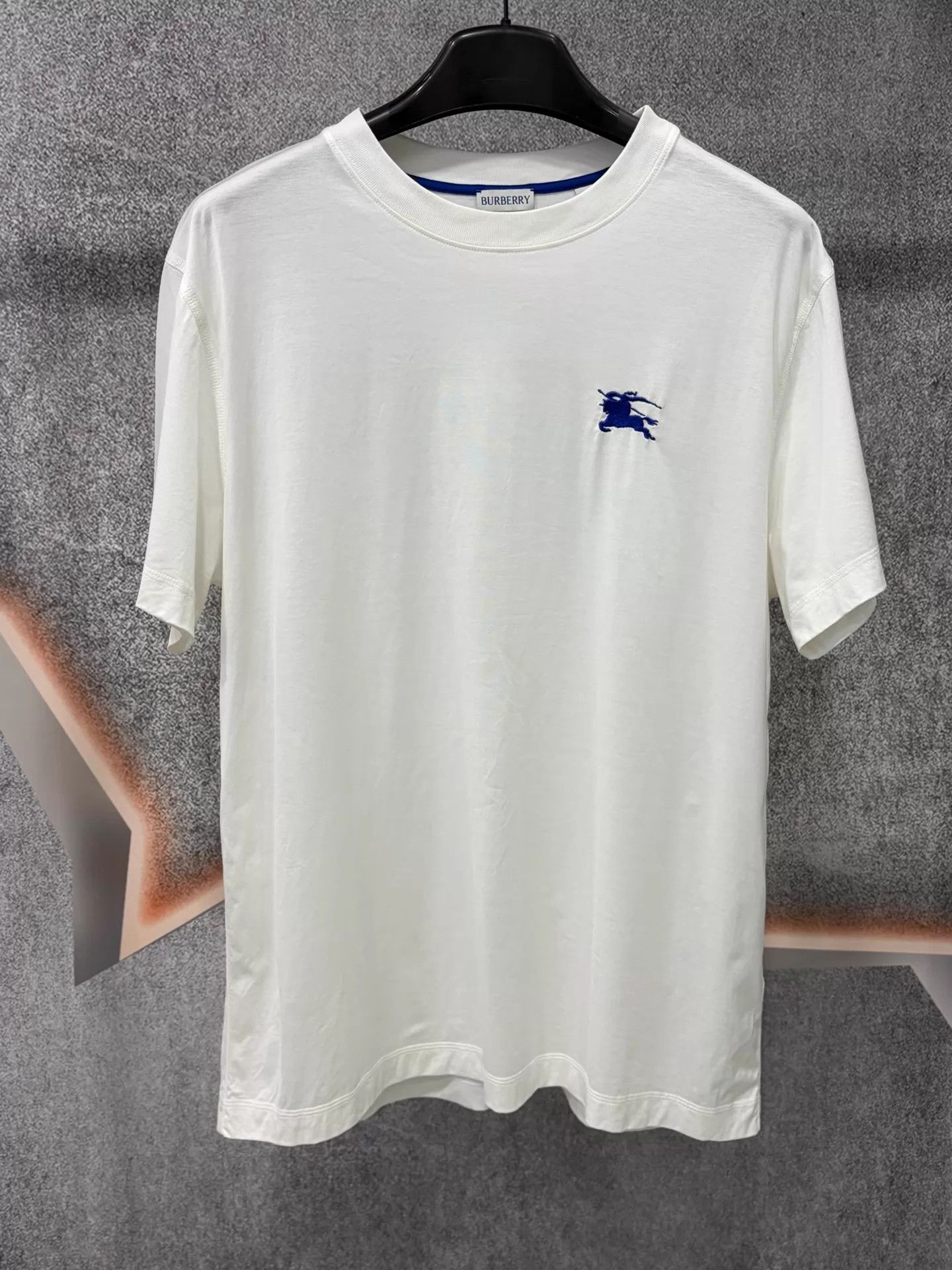 Burberry BURBERRY Horseback Knight Embroidered White XL Tee Size US XL / EU 56 / 4 - 1 Thumbnail