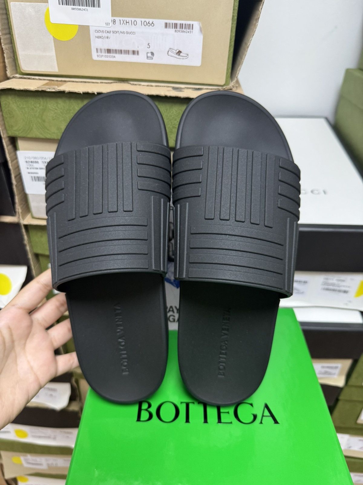 Bottega Veneta Bottega Veneta Embossed Rubber Slides Size US 5.5 / EU 38 - 4 Thumbnail
