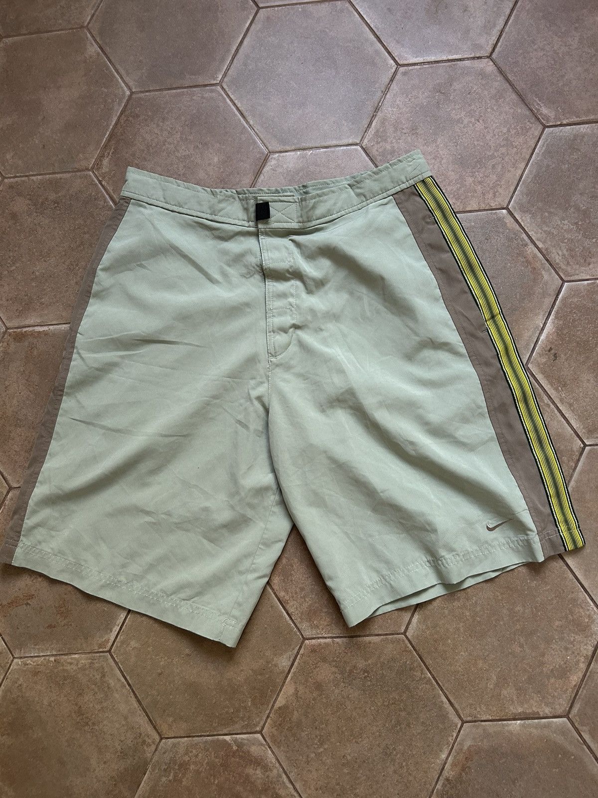 Japanese Brand VINTAGE NIKE RARE Y2K SHORTS HAPE Size US 30 / EU 46 - 1 Thumbnail