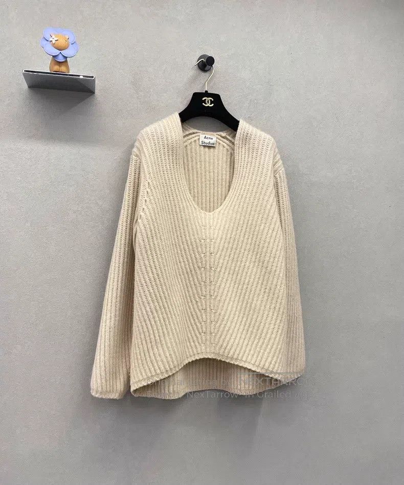Acne Studios Acne Studios Beige V-neck wool knit, front shorter than ba Size S / US 4 / IT 40 - 3 Thumbnail