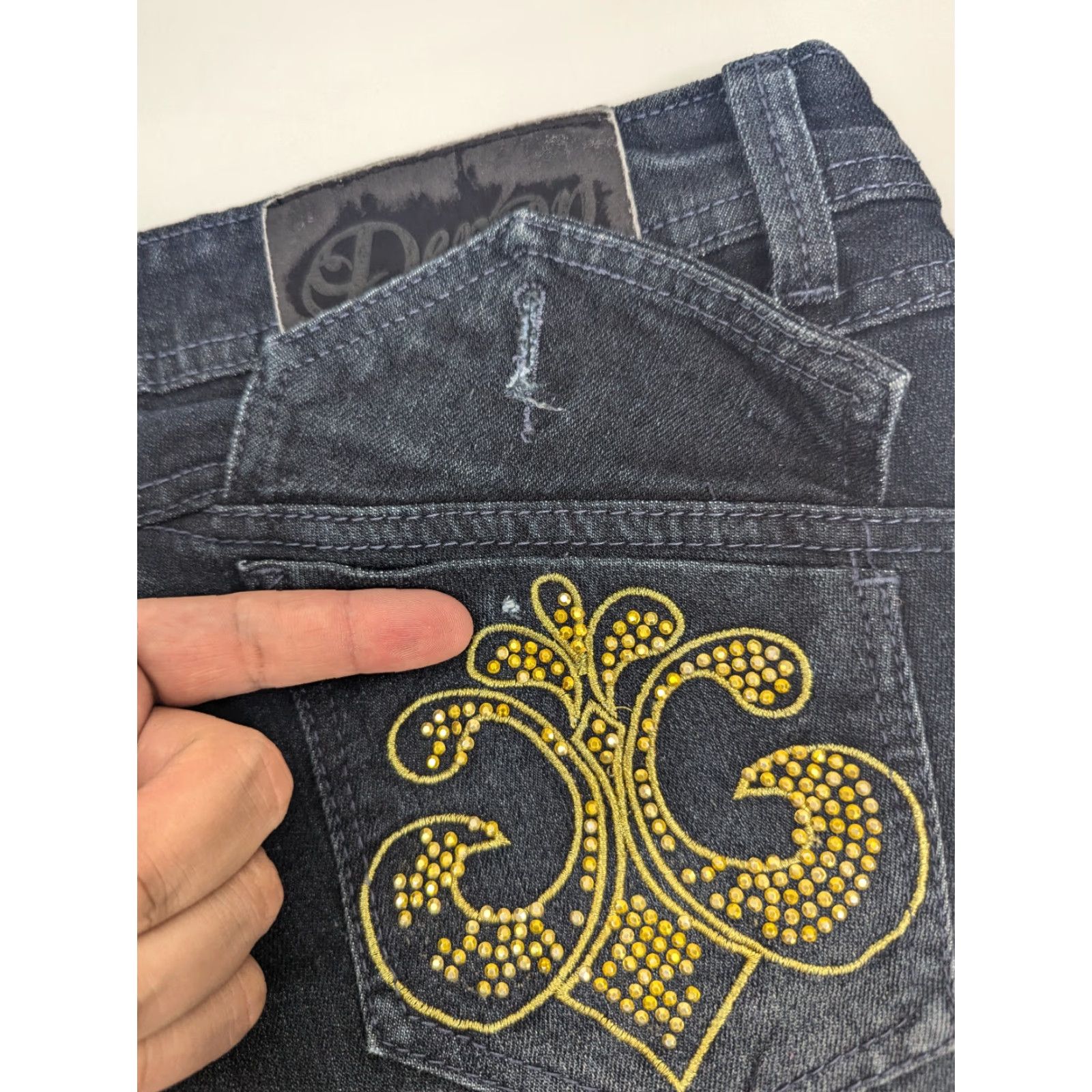 Vintage Dereon Dark Wash Jean Shorts Women’s 7/8 Fleur de Lis Jeweled Back Pockets Short Cotton Denim Spandex Stretch Flat Front Regular Size 28" / US 6 / IT 42 - 3 Thumbnail