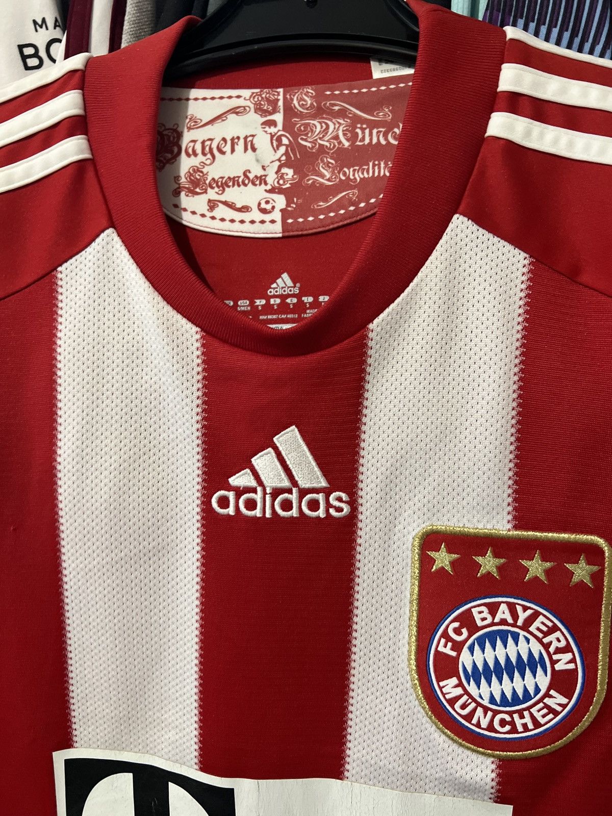 Adidas 2010/2011 ADIDAS BAYERN MUNCHEN #17 VAN BOMMEL HOME FOOTBALL Size US S / EU 44-46 / 1 - 6 Thumbnail