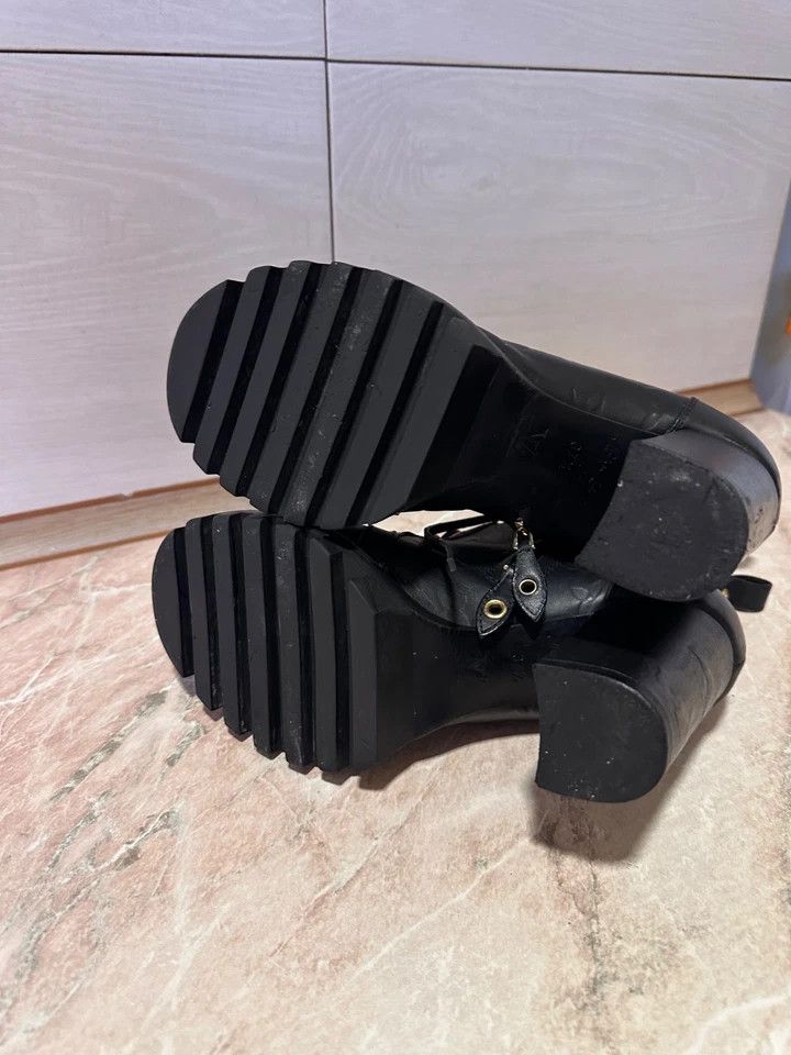 Louis Vuitton Louis Vuitton Star Trail Ankle Boot Black Size 37.5 Size US 7.5 / IT 37.5 - 14 Thumbnail