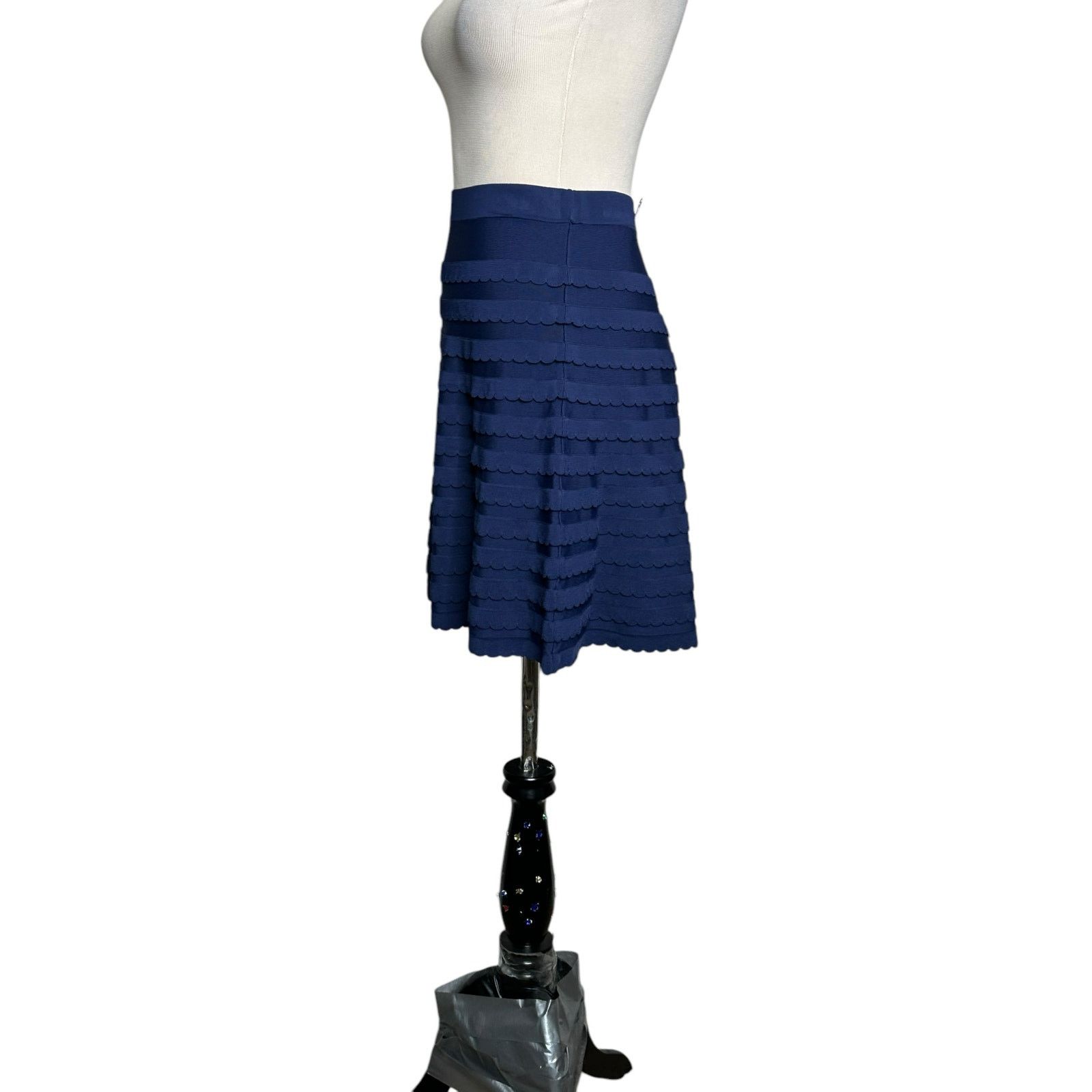 Lilly Pulitzer Lilly Pulitzer Scalloped Tiered A-Line Knit Skirt Size Small Size 34" / US 12 / IT 48 - 12 Thumbnail