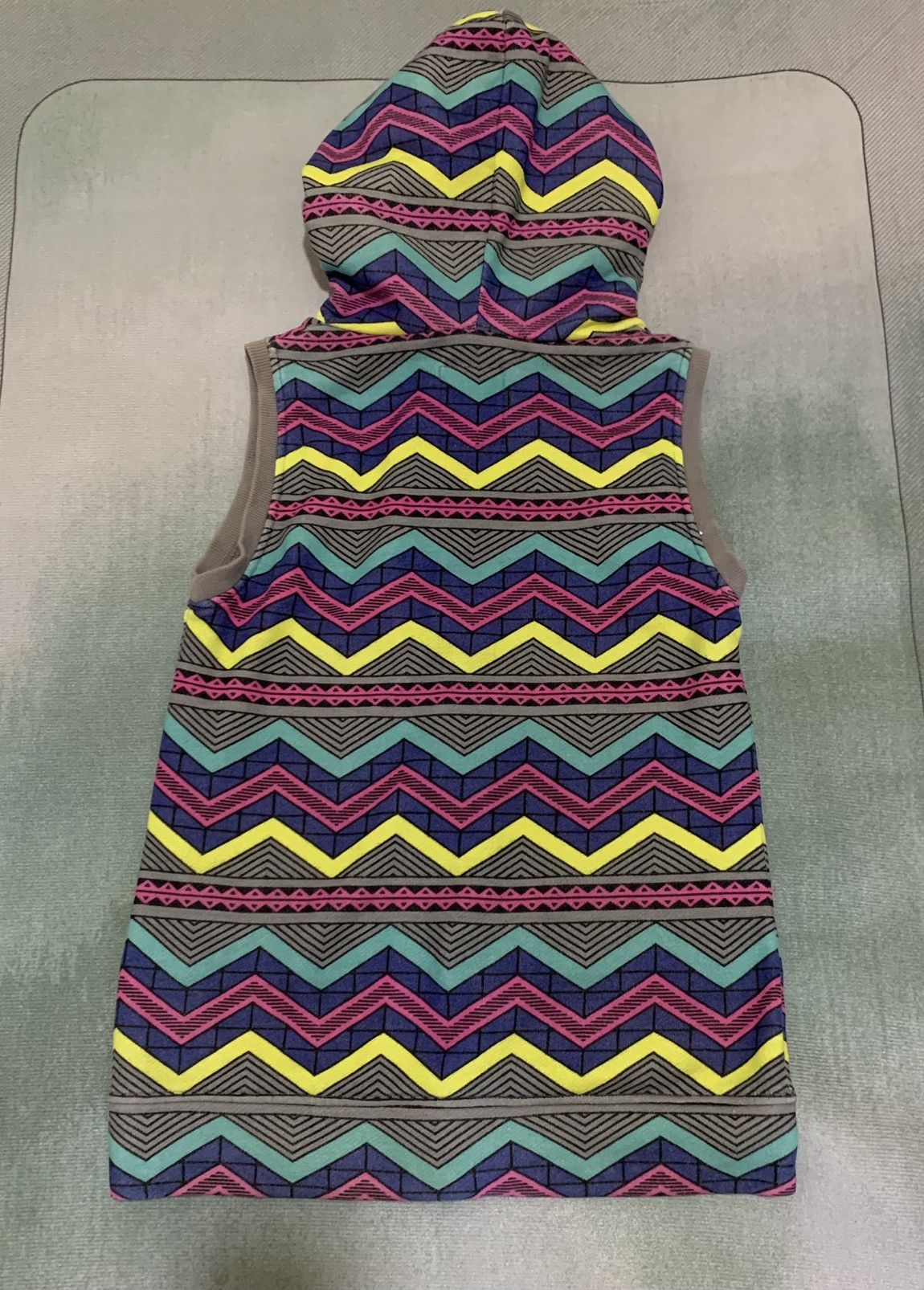 go slow caravan Sleeveless Hoodes Geometric Zig-Zag Pattern Wooden Buttons Size US S / EU 44-46 / 1 - 9 Thumbnail