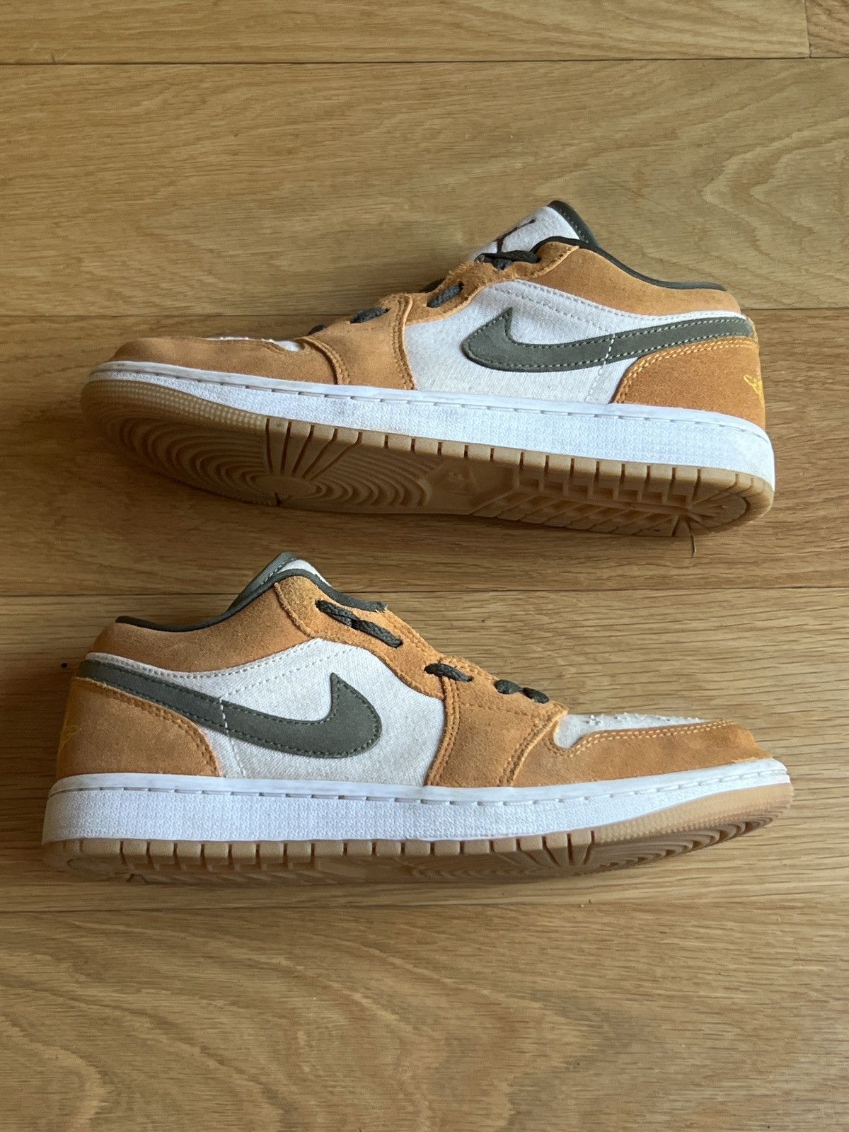 Jordan Brand × Vintage Jordan 1 Low ‘Light Curry’ Size US 7 / EU 40 - 1 Thumbnail