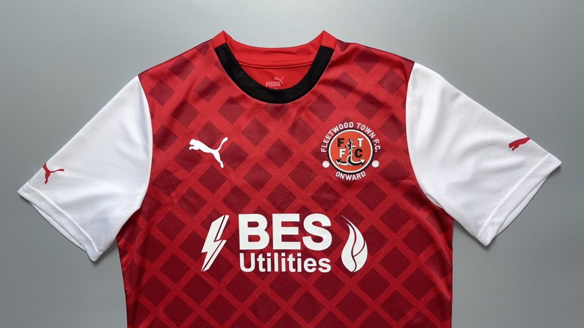 Puma FLEETWOOD TOWN PUMA 2023/2024 FOOTBALL JERSEY #7 TSHIMANGA Size US M / EU 48-50 / 2 - 3 Thumbnail