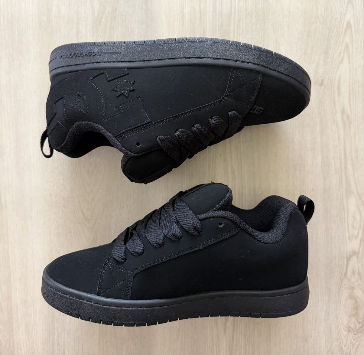 DC 2006 DC Shoes DC Court Graffik Black Low Top Suede Sneakers Size US 9 / EU 42 - 2 Thumbnail