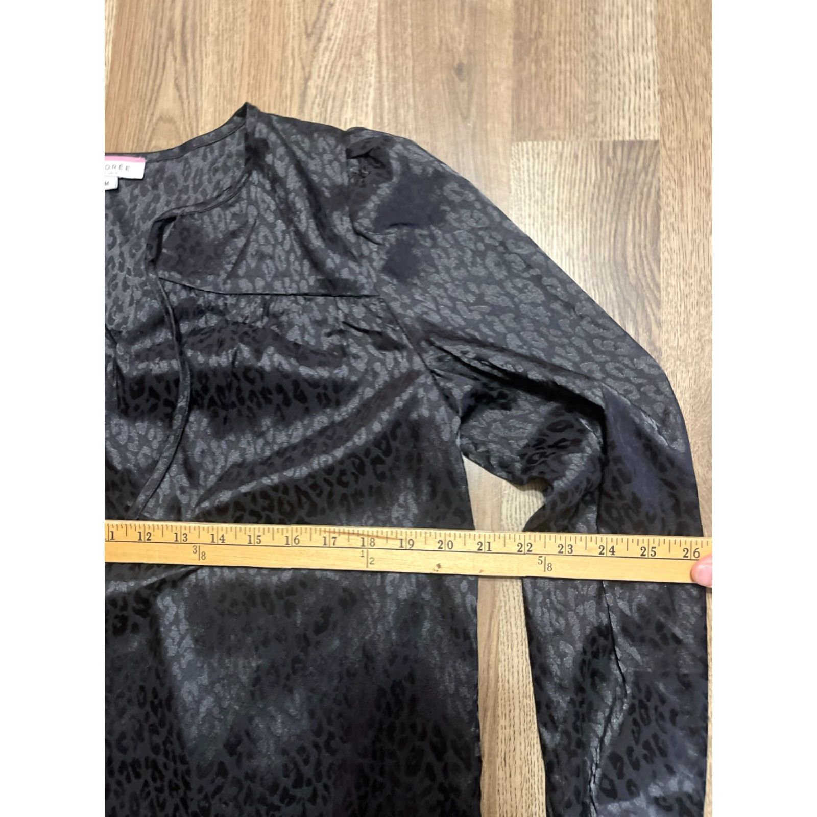Vintage Andree By Unit Shirt Women's Size Medium Black Cheetah Long Sleeve V-Neck Pattern: Animal Print Modern Casual Mens Womens Boys Girls Size M / US 6-8 / IT 42-44 - 5 Thumbnail