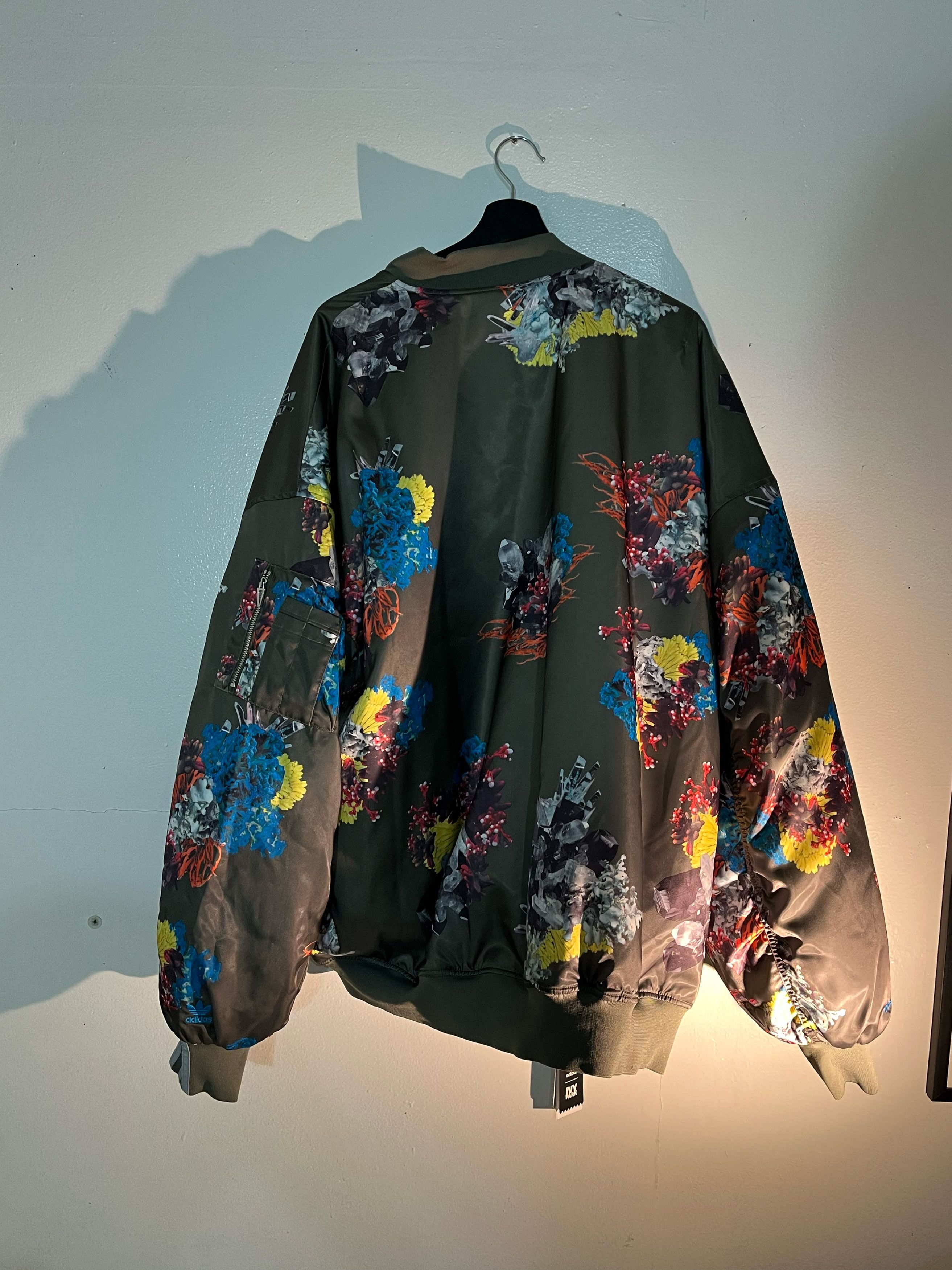 Adidas × Ivy Park NWT ADIDAS x IVY PARK Ivytopia Satin Bomber Jacket - Size US M / EU 48-50 / 2 - 9 Thumbnail