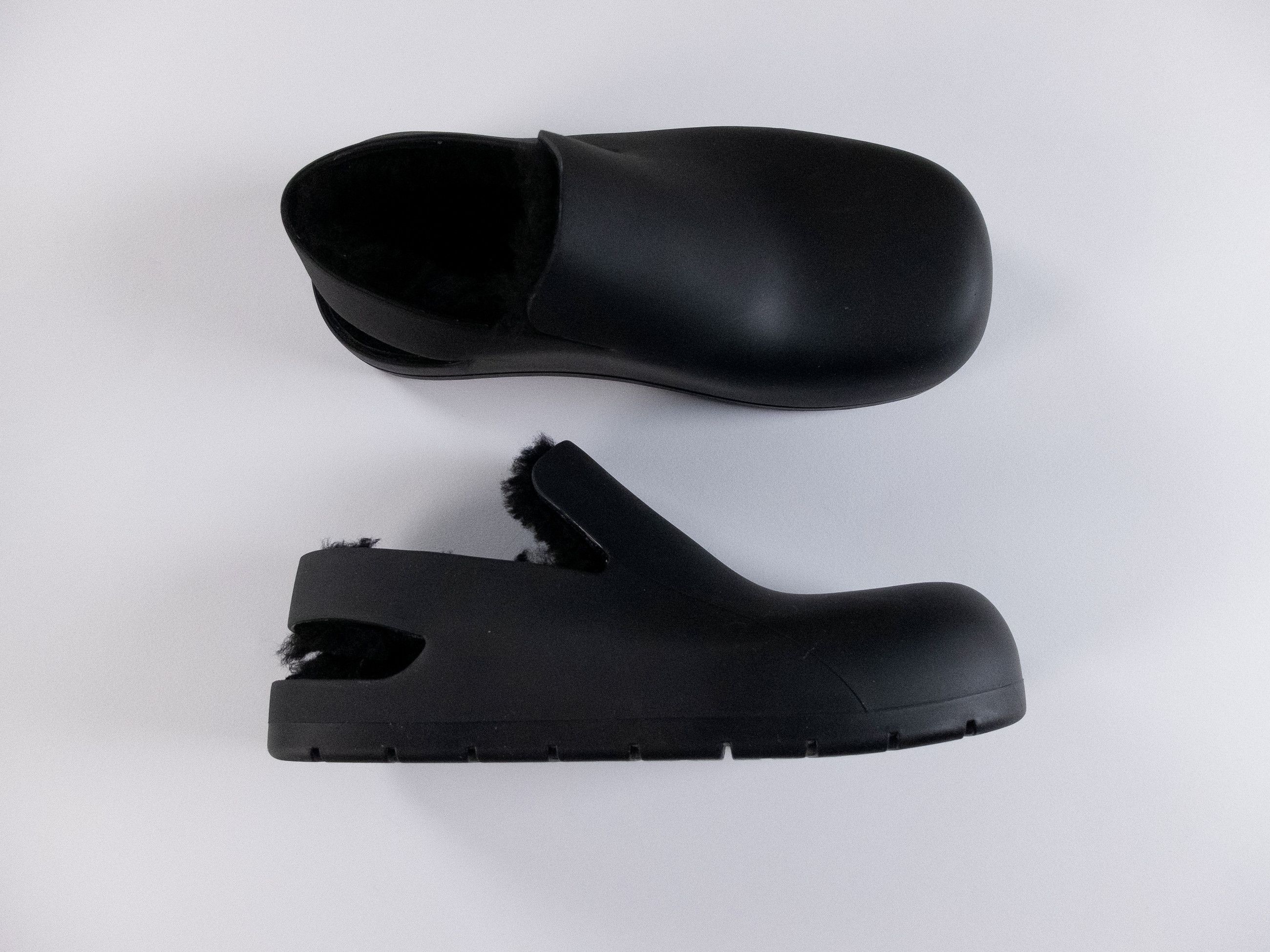 BOTTEGA VENETA Puddle black rubber shearling sandals 9 42