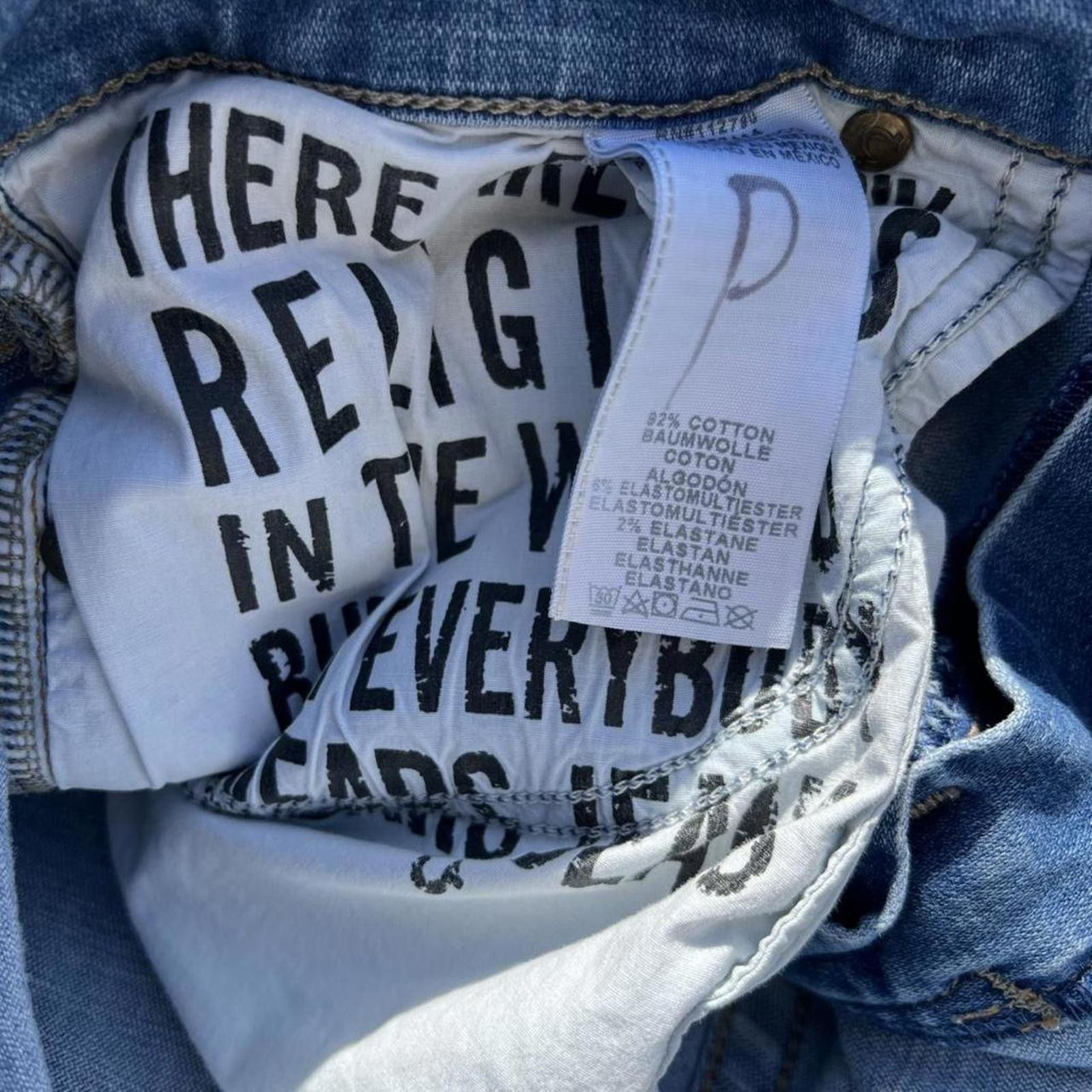 True Religion True Religion Distressed Light Wash Relaxed Skinny Jeans 32 Size US 32 / EU 48 - 4 Thumbnail