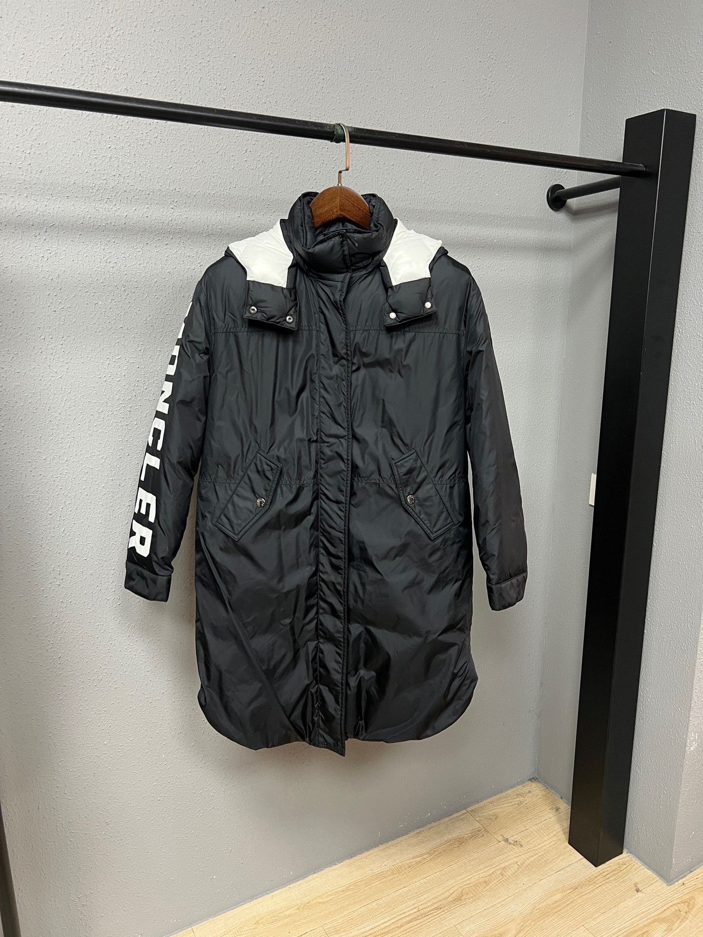 Moncler Moncler Slogan Down Jacket Size XS / US 0-2 / IT 36-38 - 1 Thumbnail