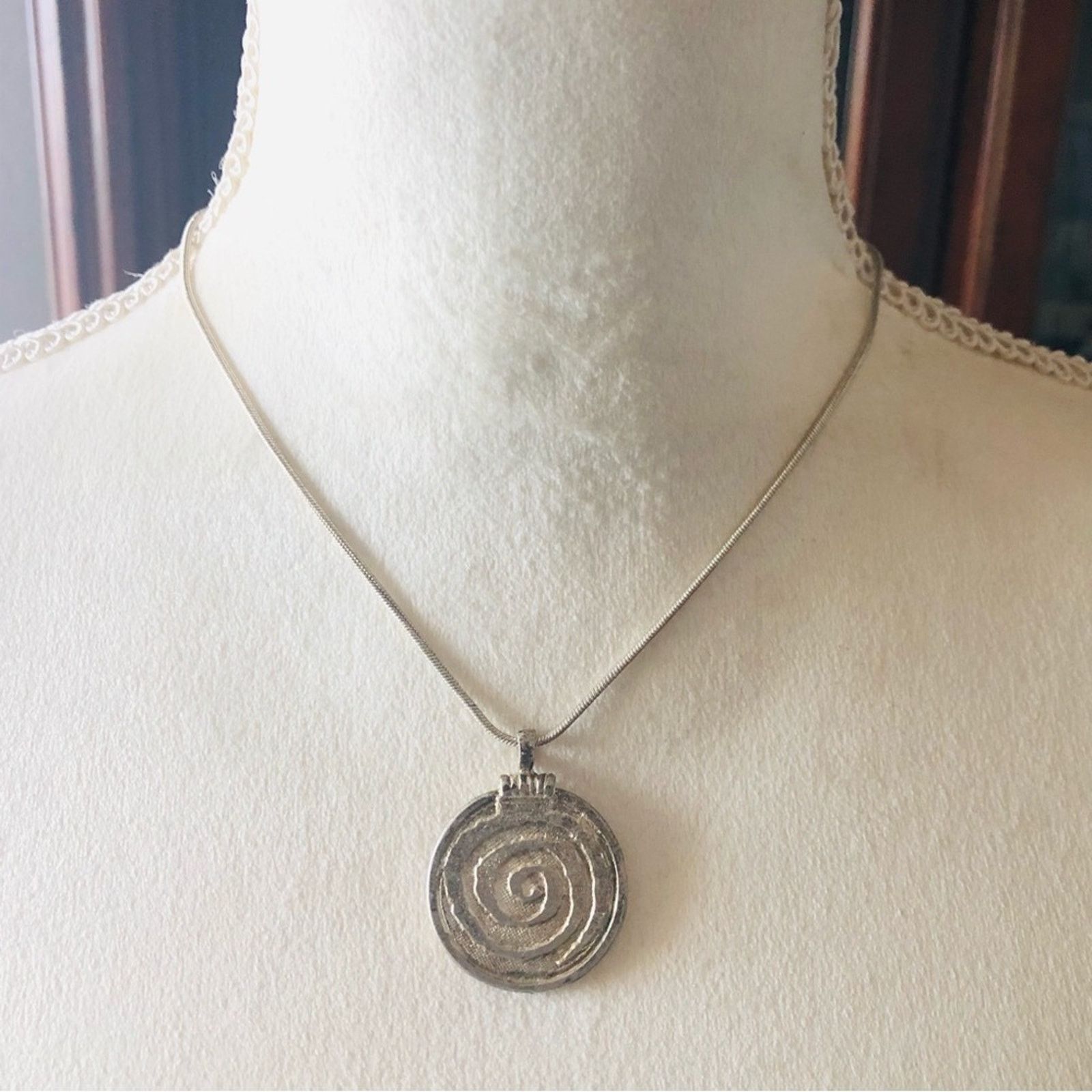 Vintage Vintage antique silver swirl pendant on chain necklace Size ONE SIZE - 3 Thumbnail