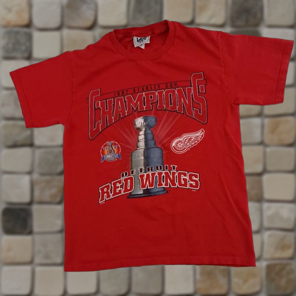 Lee VINTAGE Detroit Red Wings Hockey T-Shirt Lee USA Made 1997 Champions- Med Shirt Unisex Adults Red 90s Men Women Size US M / EU 48-50 / 2 - 1 Thumbnail
