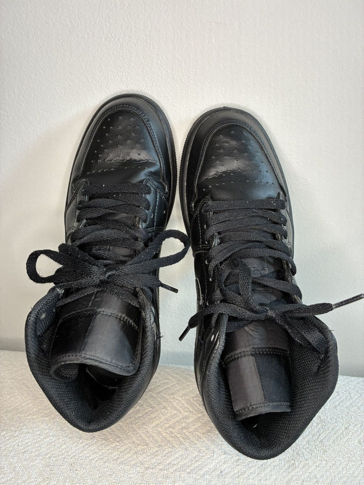 Jordan Brand Air Jordan 1 Mid "Triple Black" Size US 9 / EU 42 - 10 Thumbnail