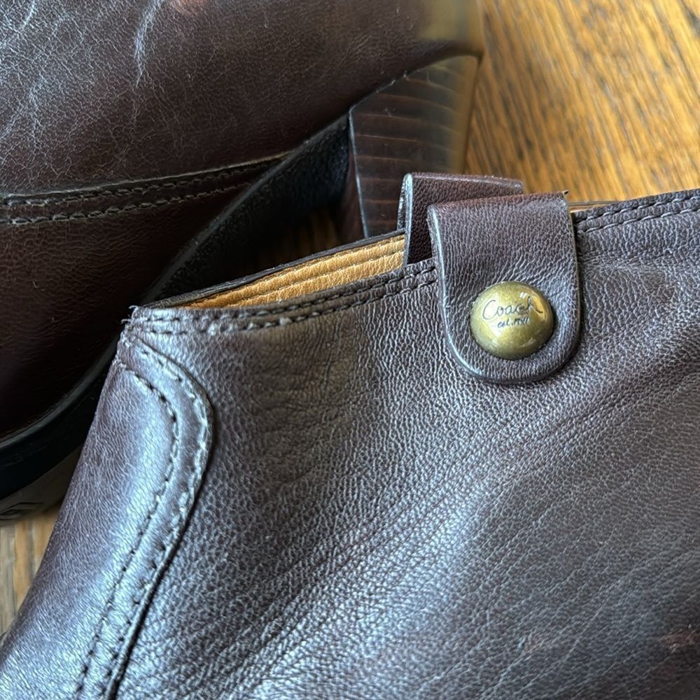 Coach Coach Aliza dark brown leather metal logo side tabs heeled Size US 7 / IT 37 - 6 Thumbnail