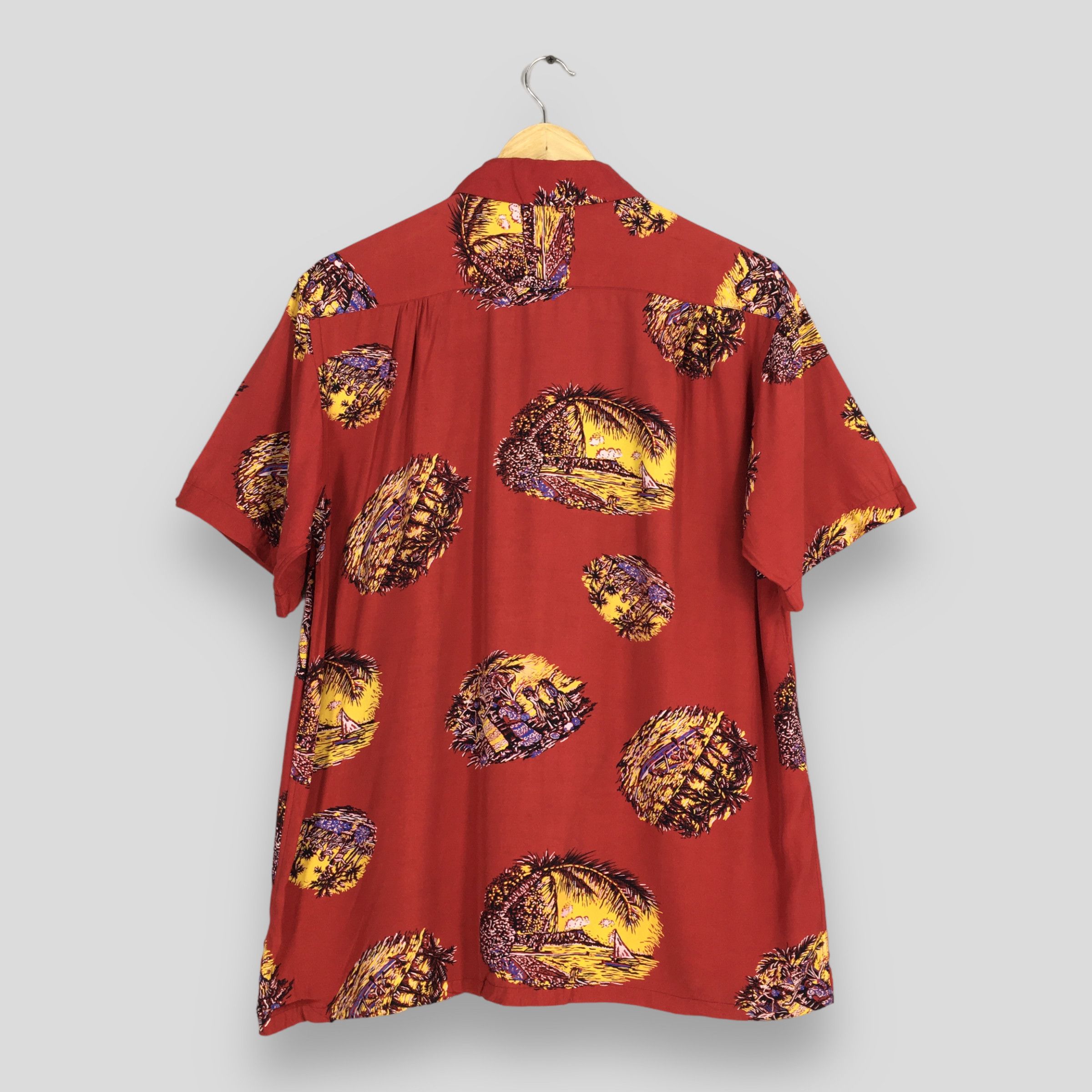 Vintage Vintage 1980s Royal Hawaiian Red Surfing Beach Rayon Shirt M Size US M / EU 48-50 / 2 - 6 Thumbnail