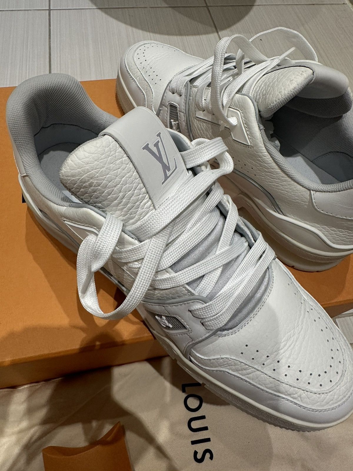 Louis Vuitton Louis Vuitton White & Grey ‘LV Sneaker’ Size US 7 / EU 40 - 23 Thumbnail