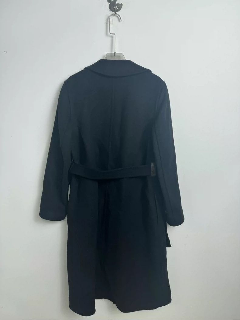 Louis Vuitton Louis Vuitton Solid color coat with full logo inside coat Size XS / US 0-2 / IT 36-38 - 6 Thumbnail