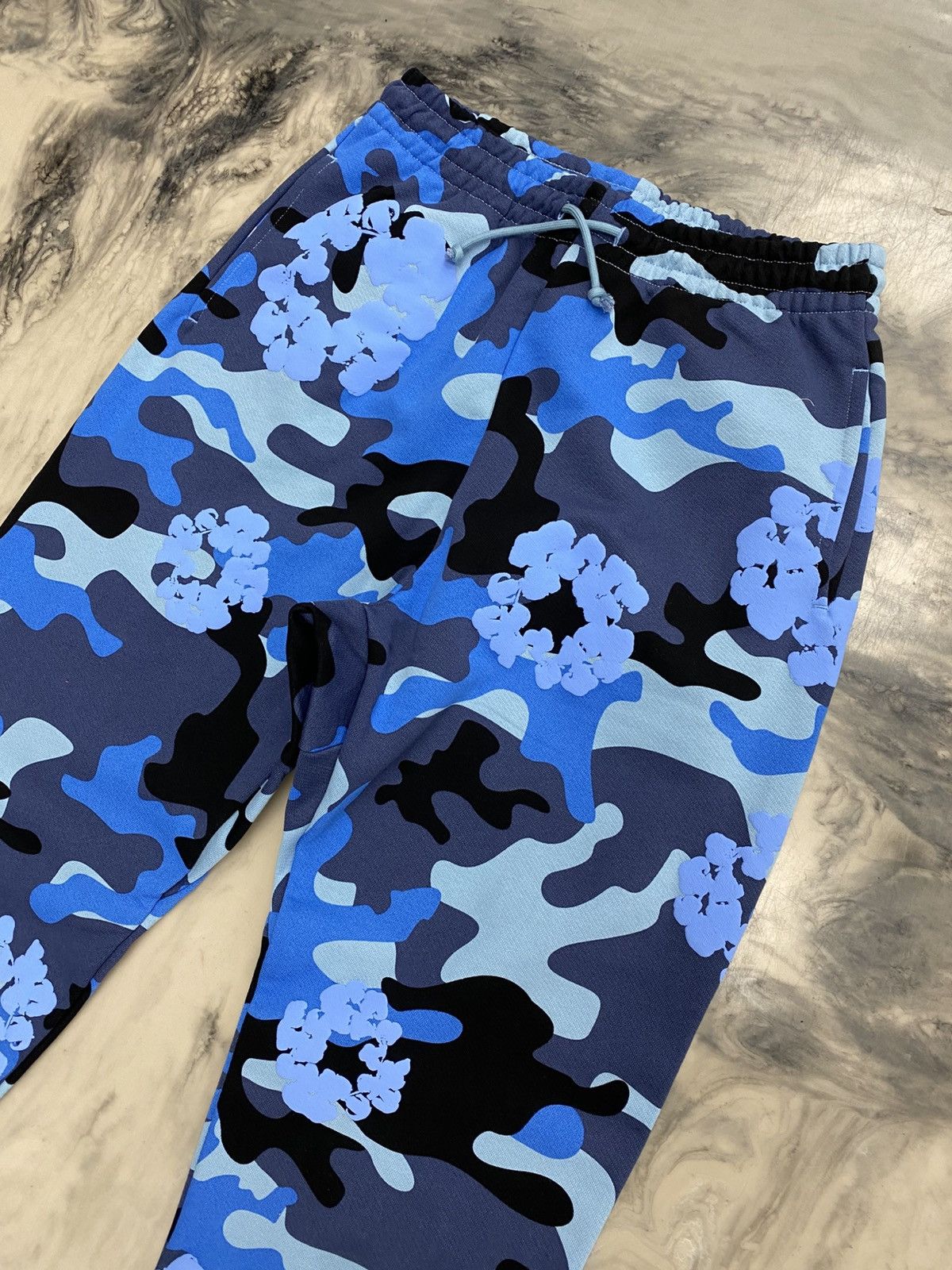 DENIM TEARS Denim tears blue camo cotton wreath sweatpants medium Size US 32 / EU 48 - 2 Thumbnail