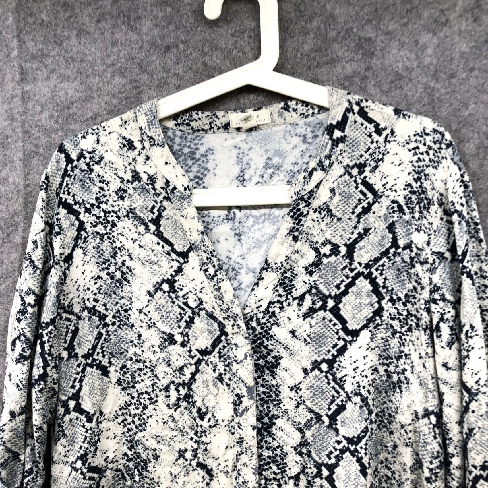 Joie JOIE Top Womens XS Roll Tab Sleeves Button Front V-Neck Snakeskin Print Blue Soft Size XS / US 0-2 / IT 36-38 - 3 Thumbnail
