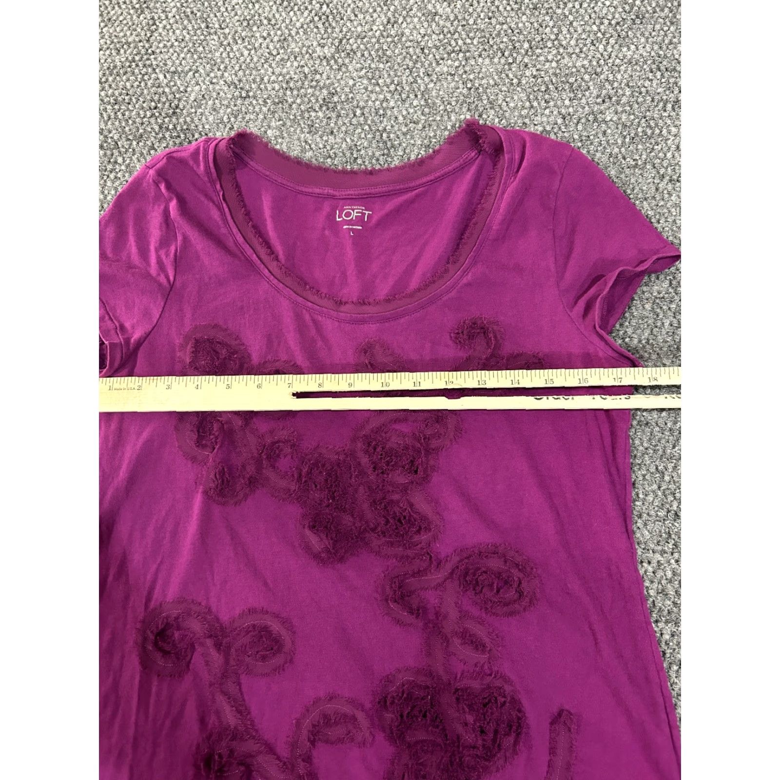Ann Taylor Loft Blouse Womens L Purple Floral Textured Applique Short Sleeve Round Neck Pullover Casual Knit Polyester Size L / US 10 / IT 46 - 4 Thumbnail
