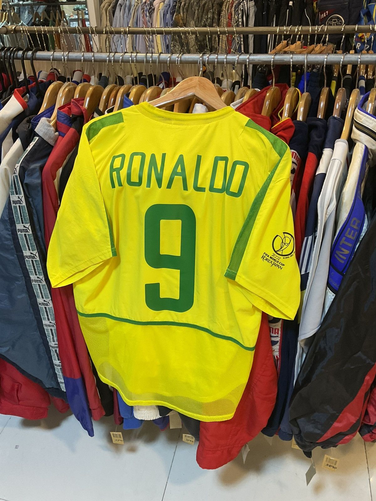 Nike VintageWorldCup2002BrazilHomeKitRONALDO9PlayerVersion Size US M / EU 48-50 / 2 - 1 Thumbnail