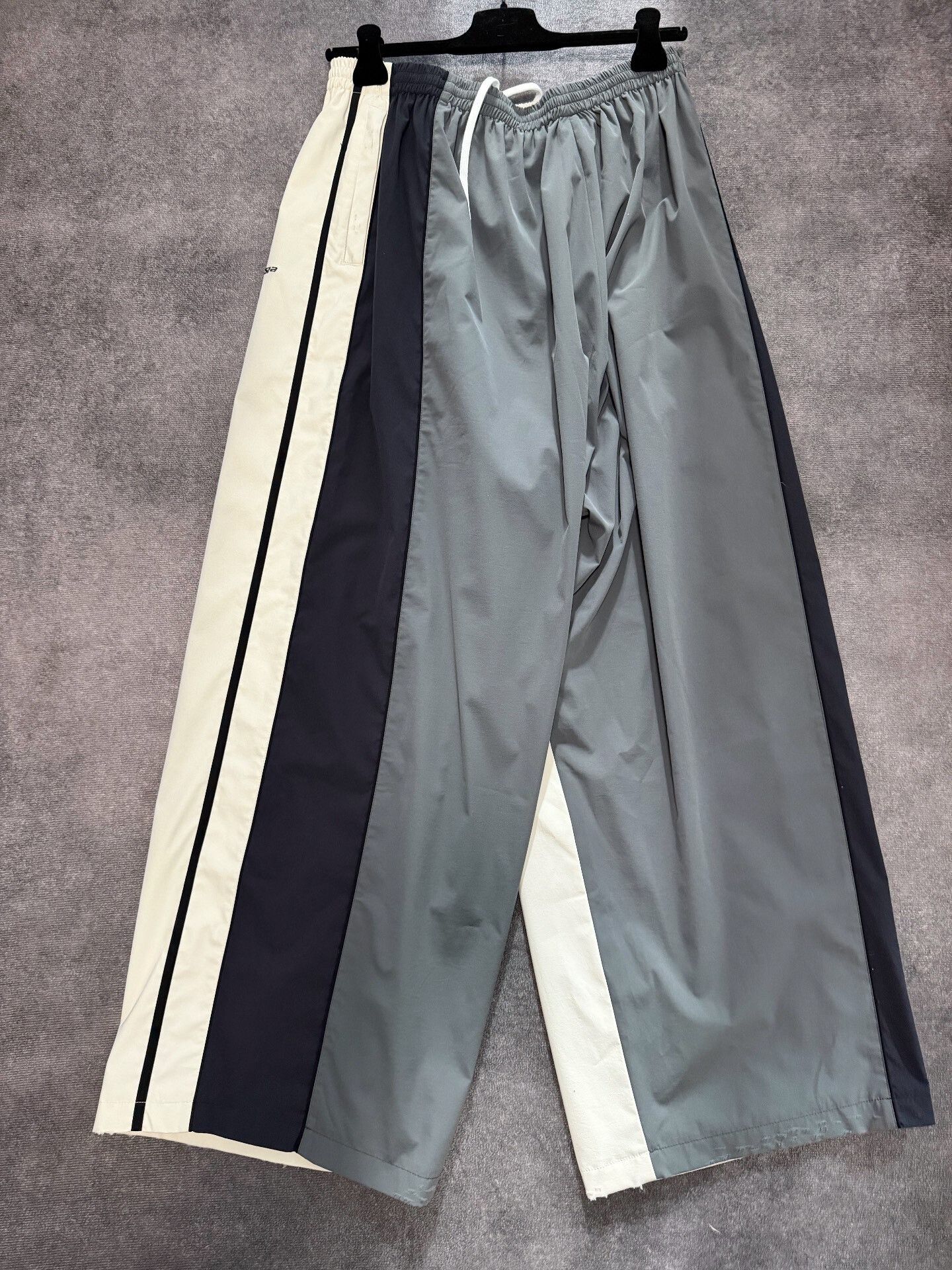 Balenciaga balenciaga 50/50 Tracksuit Pants White Gray Size US 34 / EU 50 - 2 Thumbnail