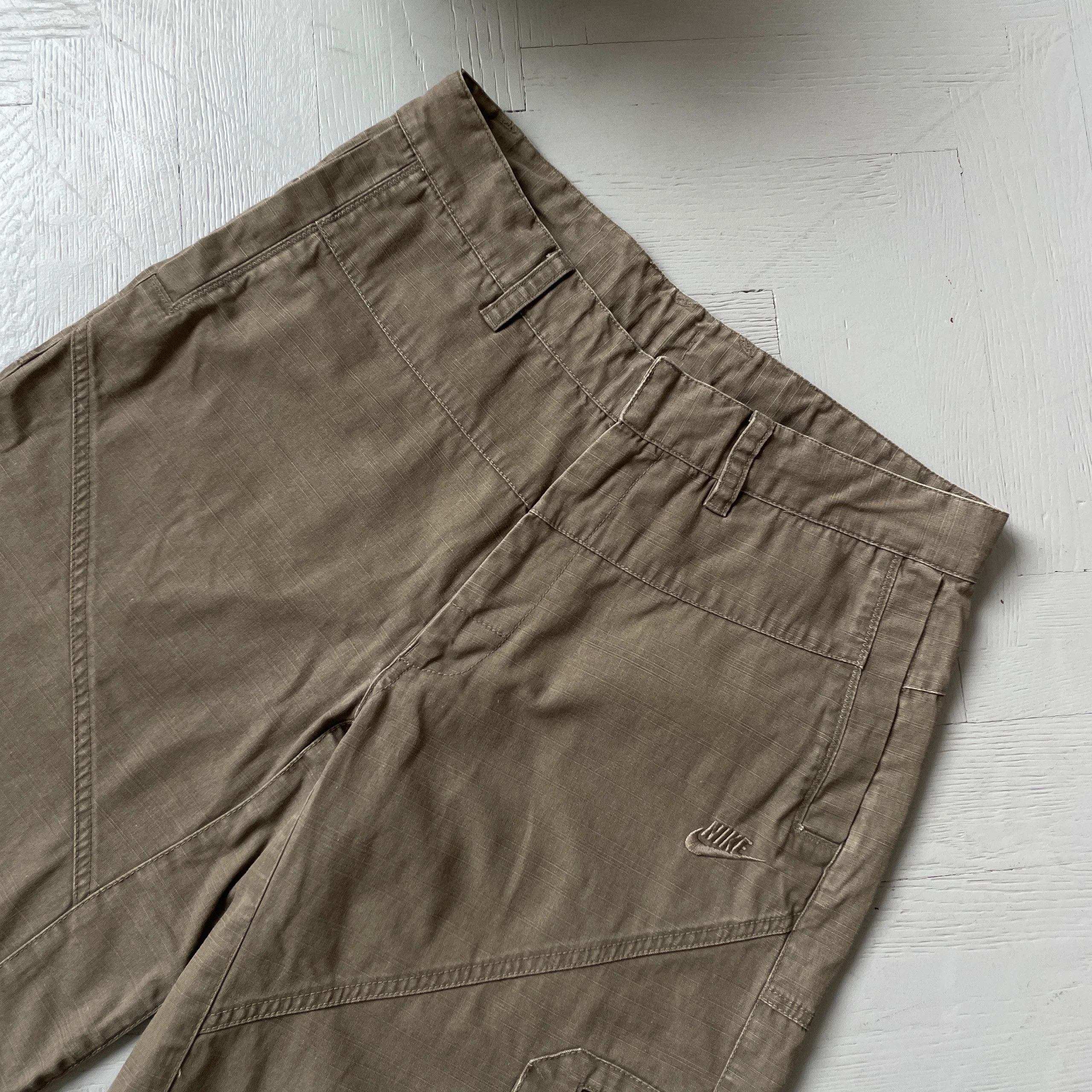 Nike Vintage Nike Cargo Shorts Size US 33 - 8 Thumbnail