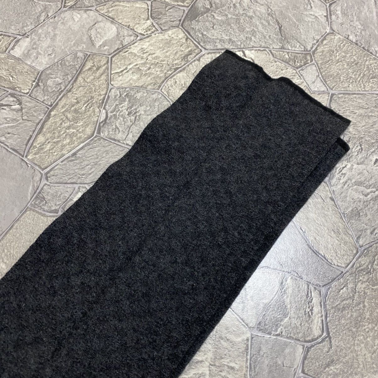 Louis Vuitton Louis Vuitton Scarf LV Logo Gray and Black Wool Size ONE SIZE - 7 Thumbnail